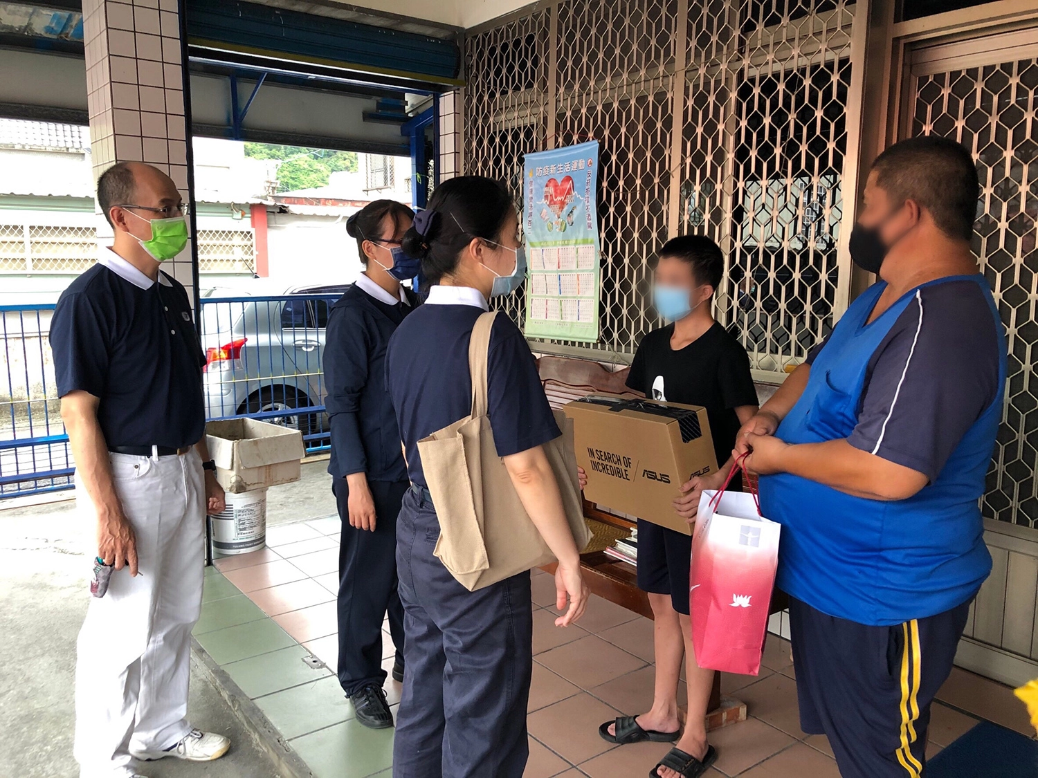 慈濟提供筆電給弱勢家庭孩子,慈濟志工持續送愛到家。(攝影:張揚川)