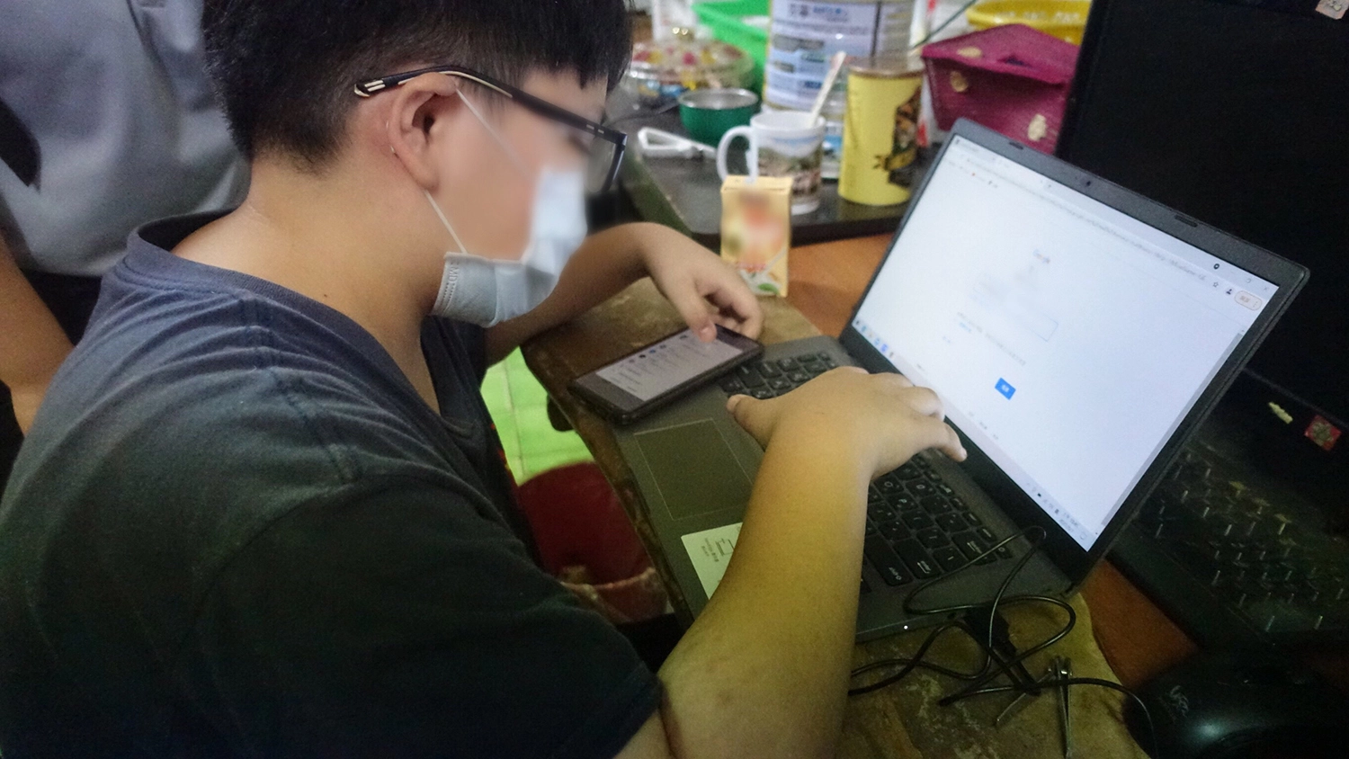 余家大女兒之前用手機看作業,眼睛不舒服,他表示用筆電看,字比較大,眼睛比較舒服。(攝影:陳誼謙)