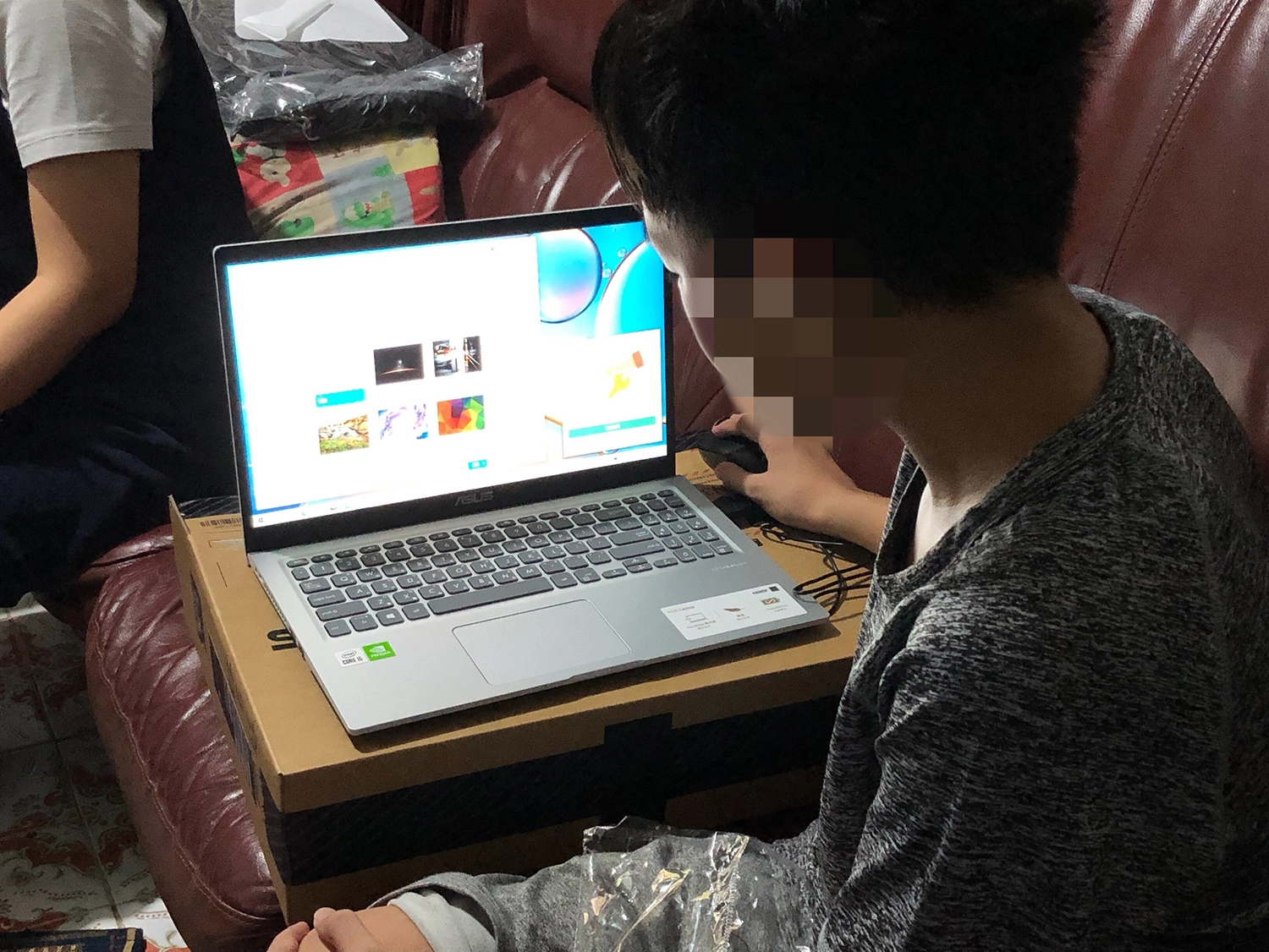 許同學打開筆電介紹平常上花蓮親師生平台,他表示用筆電看,眼睛比較舒服。(攝影:陳誼謙)