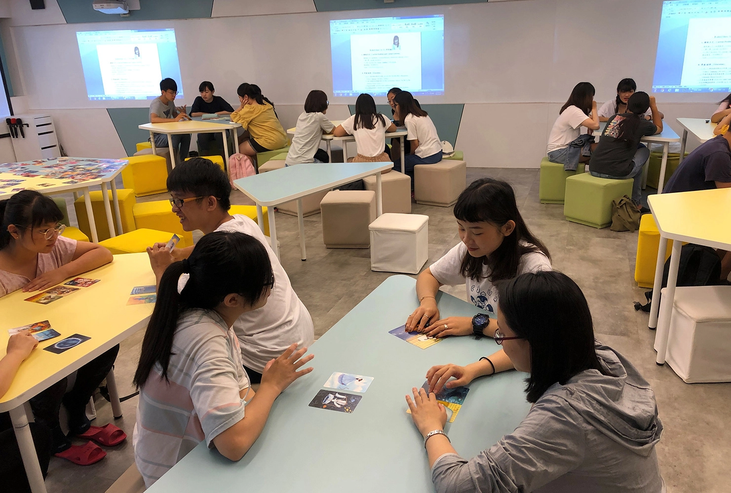 靜宜大學透過牌卡桌遊等媒材工具辦理職涯輔導活動,吸引學生參與並協助其職涯規劃。(108年11月拍攝)