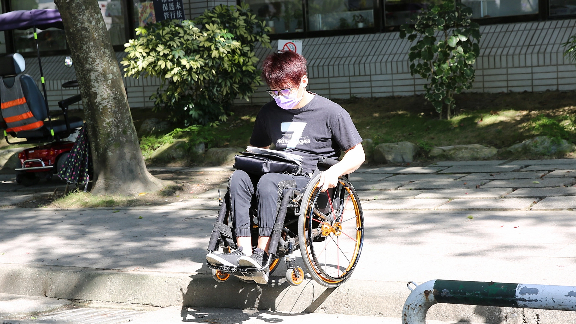 五年前一場車禍,造成簡先生的胸椎第5、6節脊髓損傷,11月初才剛完成自體骨髓間質幹細胞回輸手術。