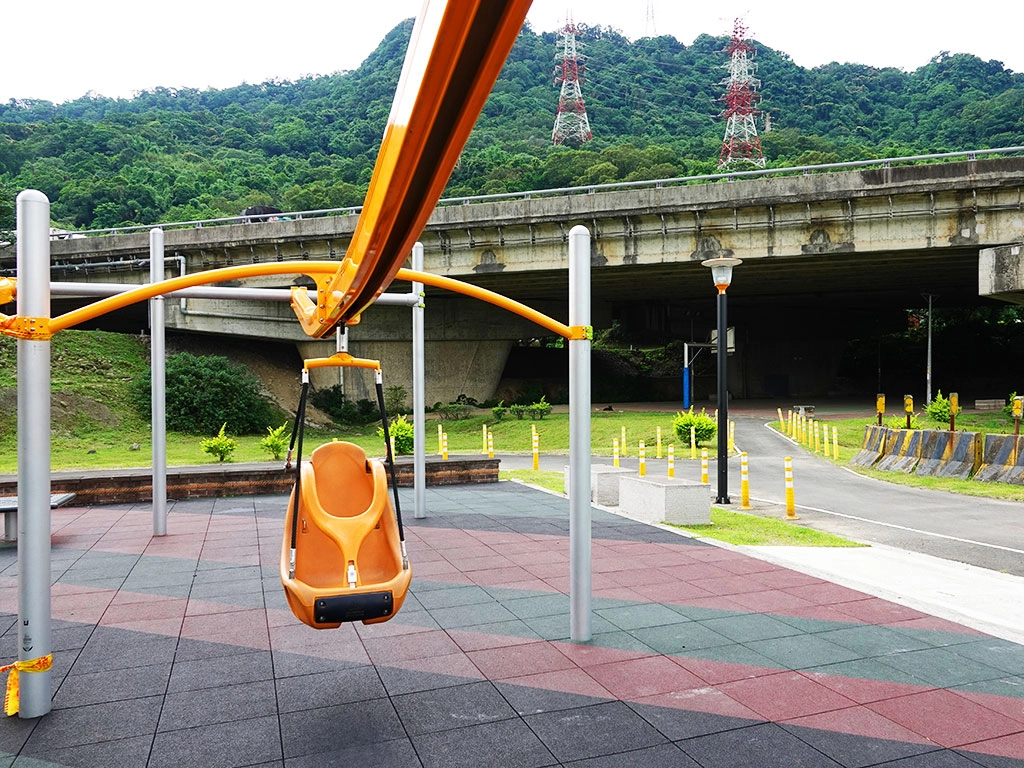三峽區三鶯棒壘球場運動公園的坐式溜索。