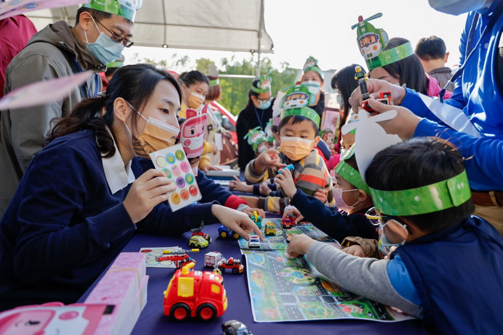 慈濟與花蓮警消舉辦親子防災體驗活動,說明在路上遇到消防車、救護車可以如何禮讓。