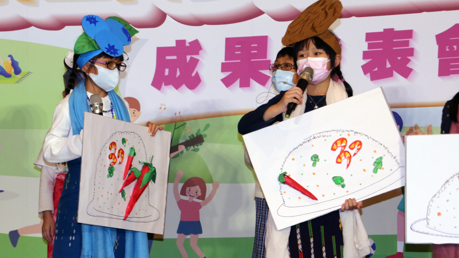 小虹(左)在月食戲劇表演精湛的演出,獲得大家的肯定。