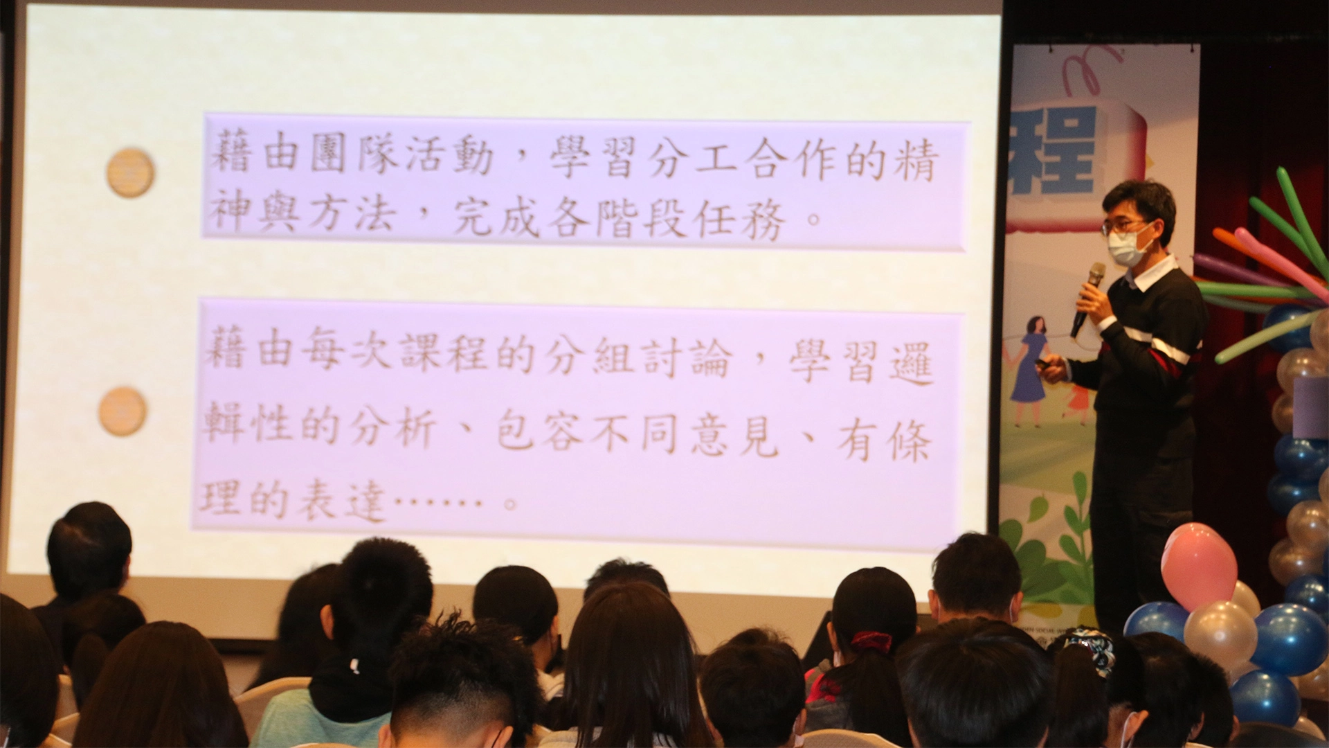 新二代小祈、小虹父親每週3小時車程來回桃園陪伴女兒。