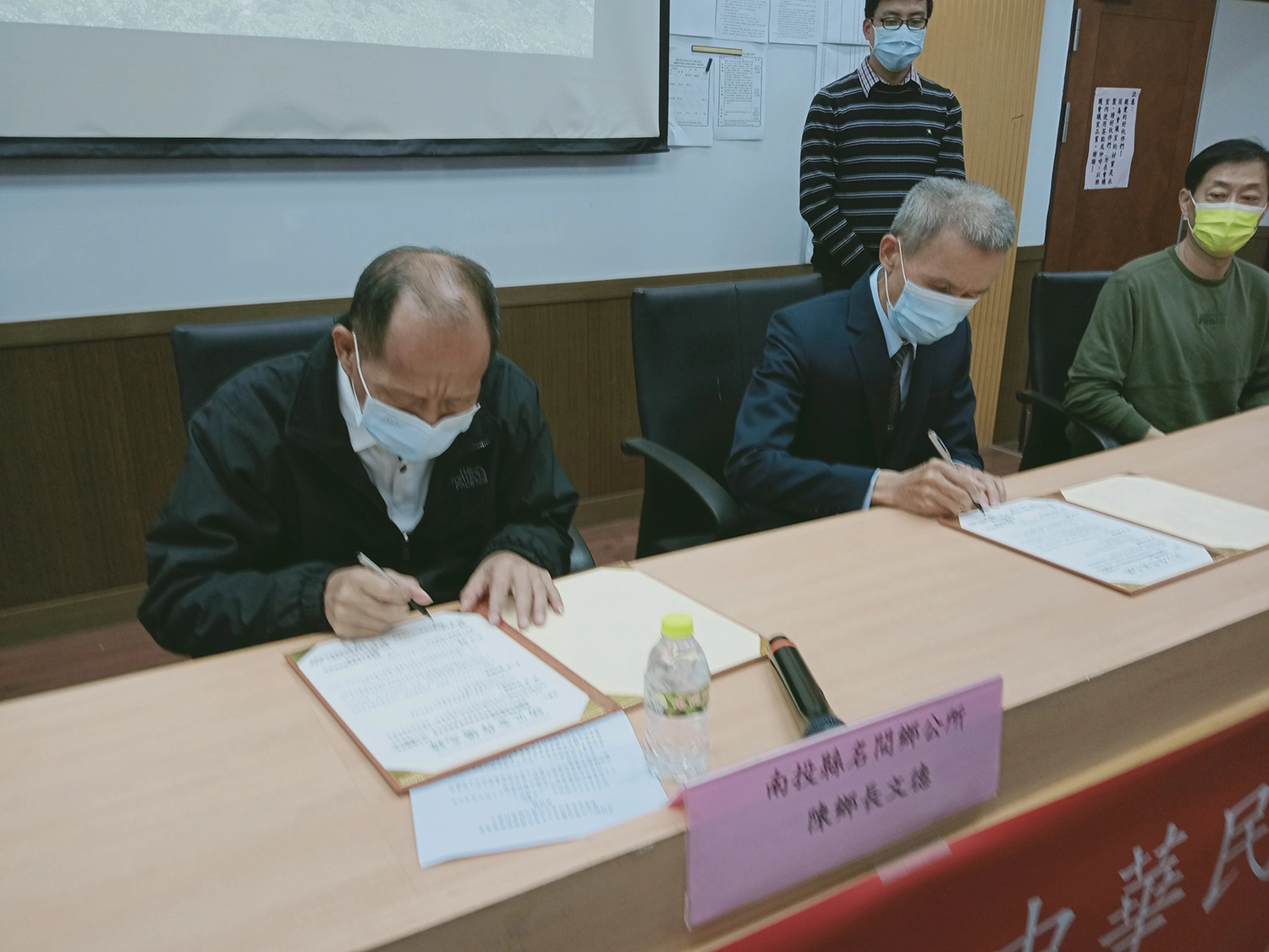 慈濟與南投縣名間鄉公所12月8日簽署防災合作備忘錄,由鄉長陳文德(左)、慈濟志工洪浚圭(右)代表簽訂。(攝影:許昆龍)