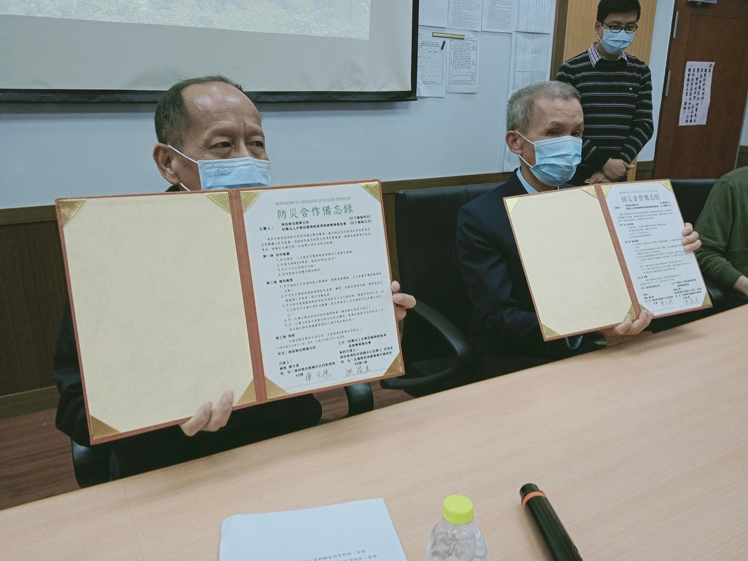 慈濟與南投縣名間鄉公所12月8日簽署防災合作備忘錄,由鄉長陳文德(左)、慈濟志工洪浚圭(右)代表簽訂。(攝影:許昆龍)
