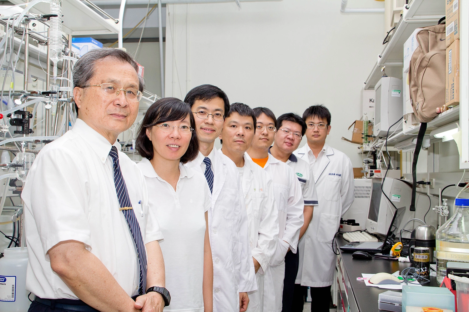 已故的慈濟大學前生命科學院前院長李哲夫教授在藥理學、毒理學上的研究成果榮獲「全球前2%頂尖科學家」之「終身科學影響力」上榜殊榮。圖為慈濟大學生命科學院李哲夫前院長(左一)於2011年率領研究團隊發表成果。