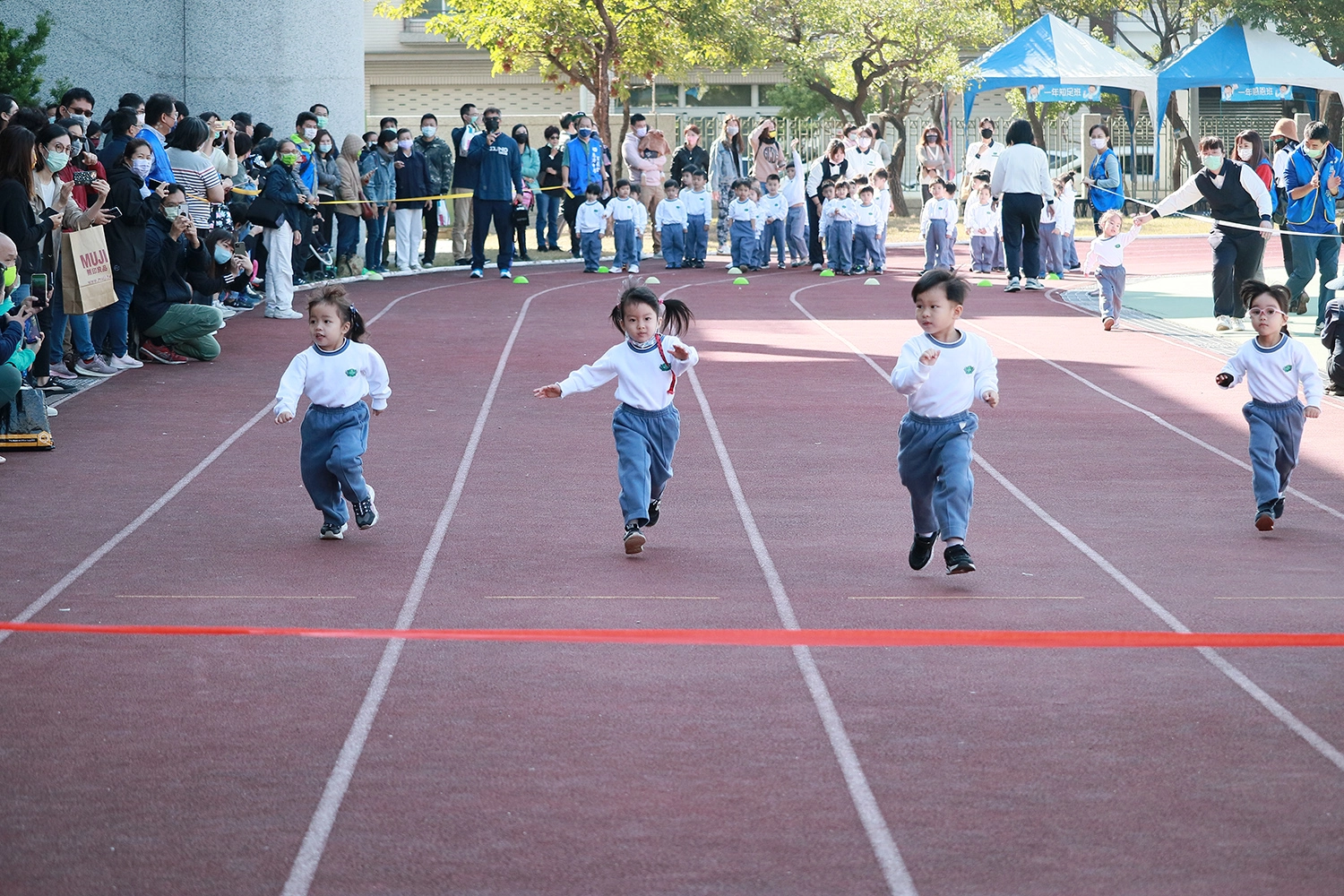 幼兒園全員賽跑,大家都很努力。