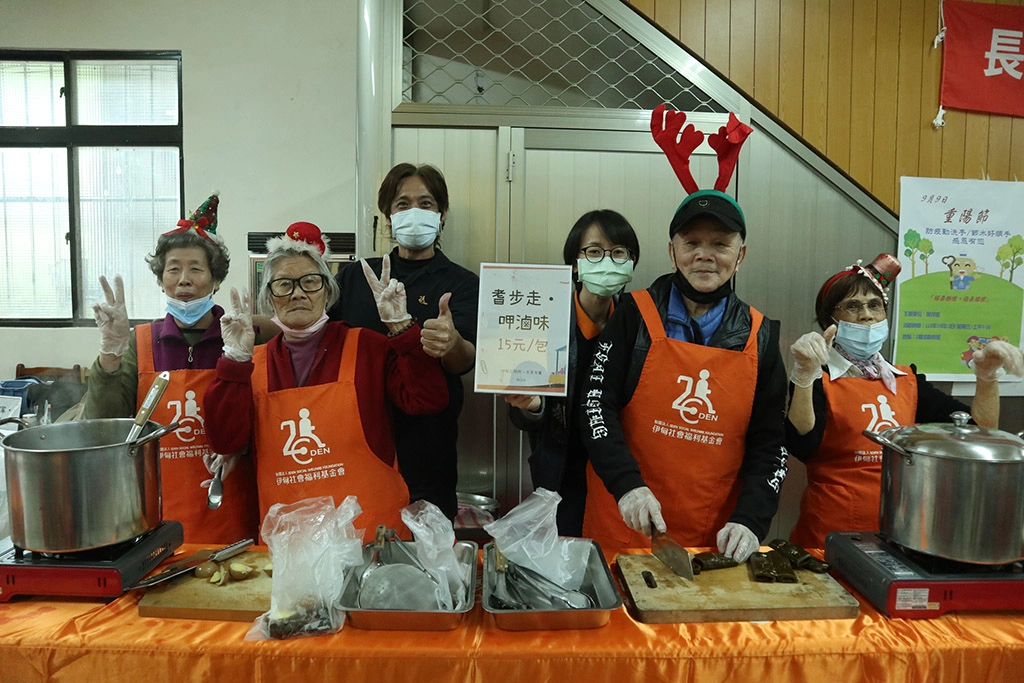 鶯歌公托長輩帶來「耆步走,呷滷味」,海帶、滷蛋、豆干色香味俱全。(伊甸基金會提供)