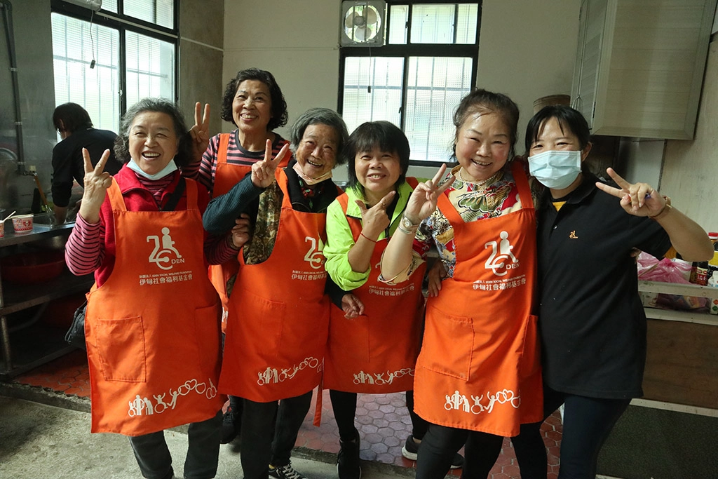 享有地主優勢的坪林水柳腳公托,由長輩和志工攜手,推出包括地瓜粉、炒米粉、麻油雞、蜜香茶凍等超多好味道。(伊甸基金會提供)