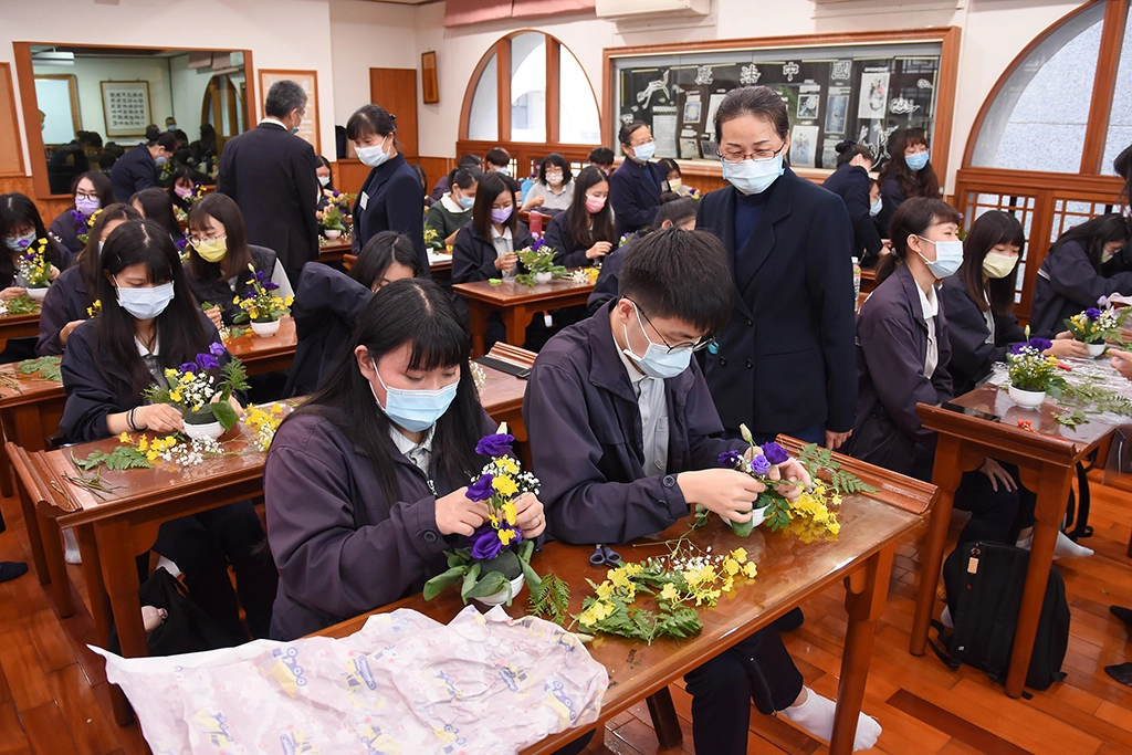 藉由插花培養孩子的耐心,放鬆課業壓力。