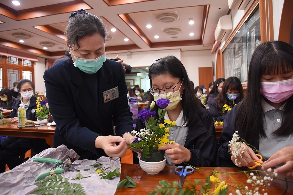 透過插花轉換心情,進一步達到靜心、淨心。