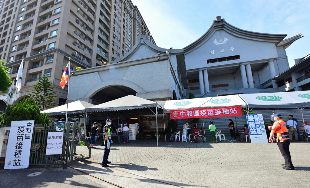 慈濟基金會在新北市轄內的五個靜思堂,包含新店、雙和、板橋、三重、蘆洲,配合政府特地規劃空間及動線,全力支援提供成為疫苗施打站。