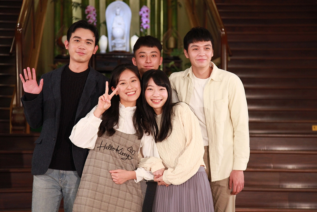 《一路芬芳》劇中由新穎的演員合力演出長大的六個小孩,李紫研(前左)、吳佳穎(前右)、郭柏傑(後左)、傅予謙(後中)、郭子豪(後右)。