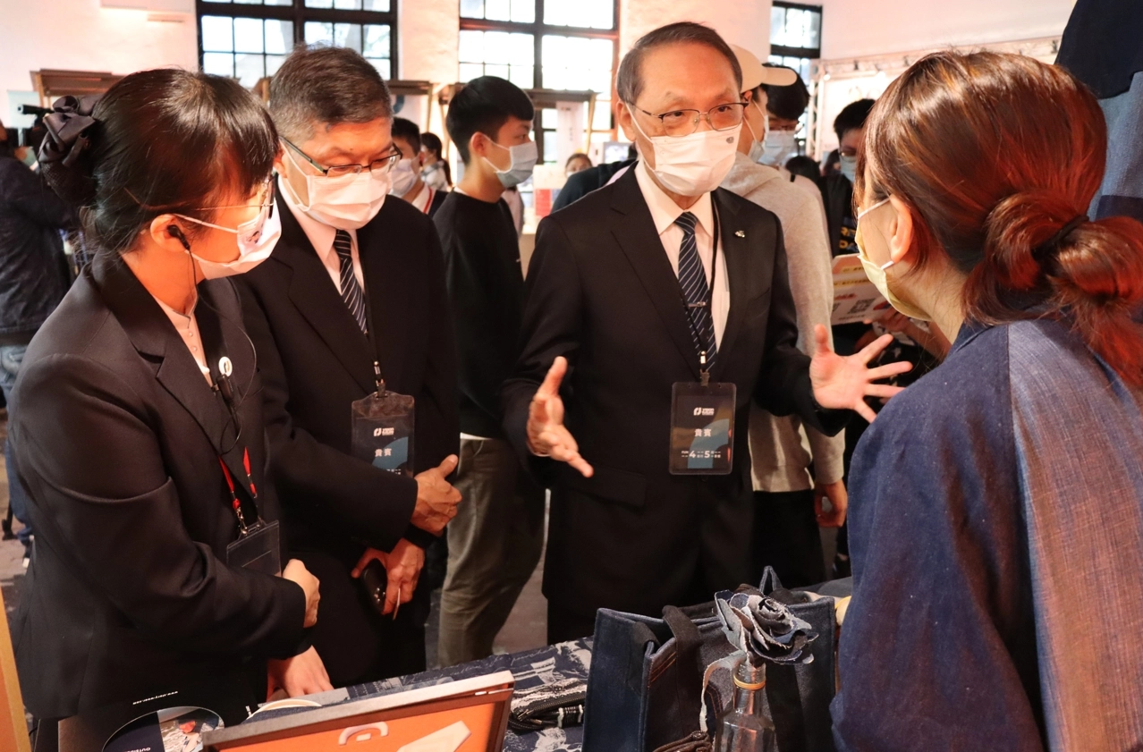慈濟基金會顏博文執行長(左三)、劉效成副執行長(左二)與青年團隊交流勉勵,傾聽年輕人的分享。