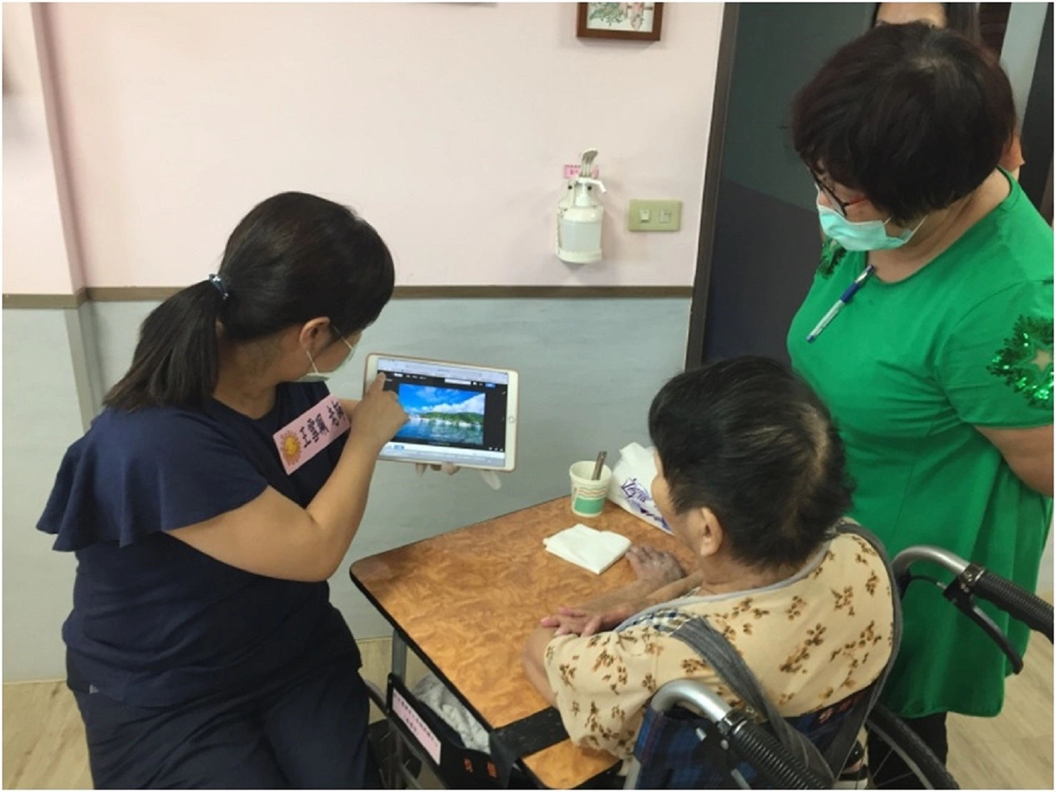 輔導委員與長輩回憶過往生活(宜蘭長期照護服務管理所提供)。