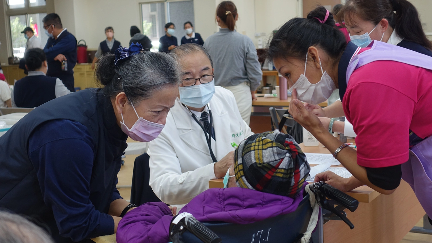 東區慈濟人醫會12月11日到台東仁愛之家義診,許文林副院長為將是百歲人瑞的林奶奶看診。(攝影:陳誼謙)