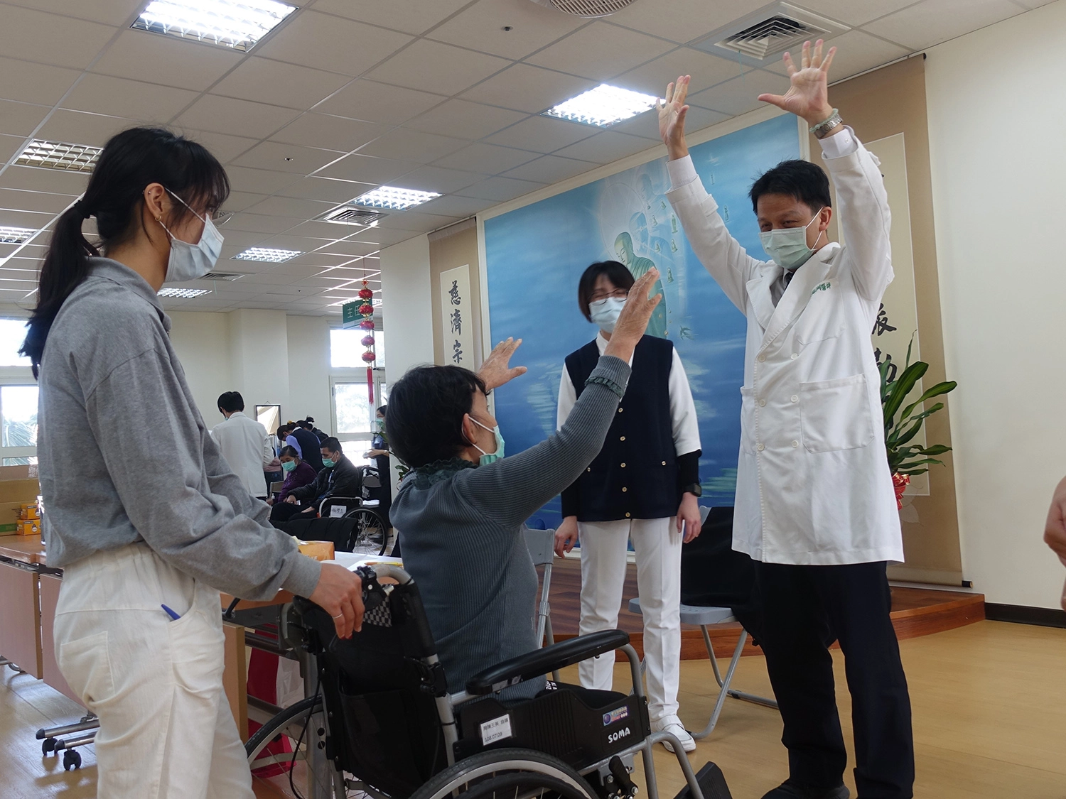 東區慈濟人醫會12月11日到台東仁愛之家義診,復健科醫師洪裕洲鼓勵住民平時要多做運動。(攝影:陳誼謙)