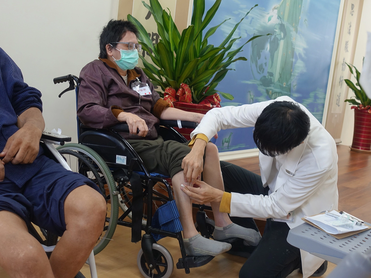 12月11日慈濟中醫師為病人看診治療。(攝影:陳誼謙)
