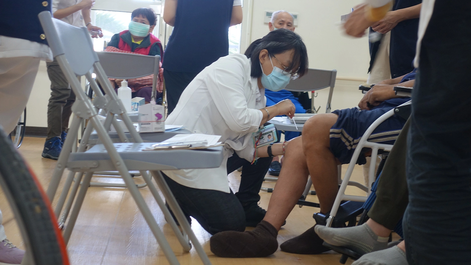關山慈院中醫科每兩週就會前來看診,12月11日中醫師為住民看診、治療。(攝影:陳誼謙)