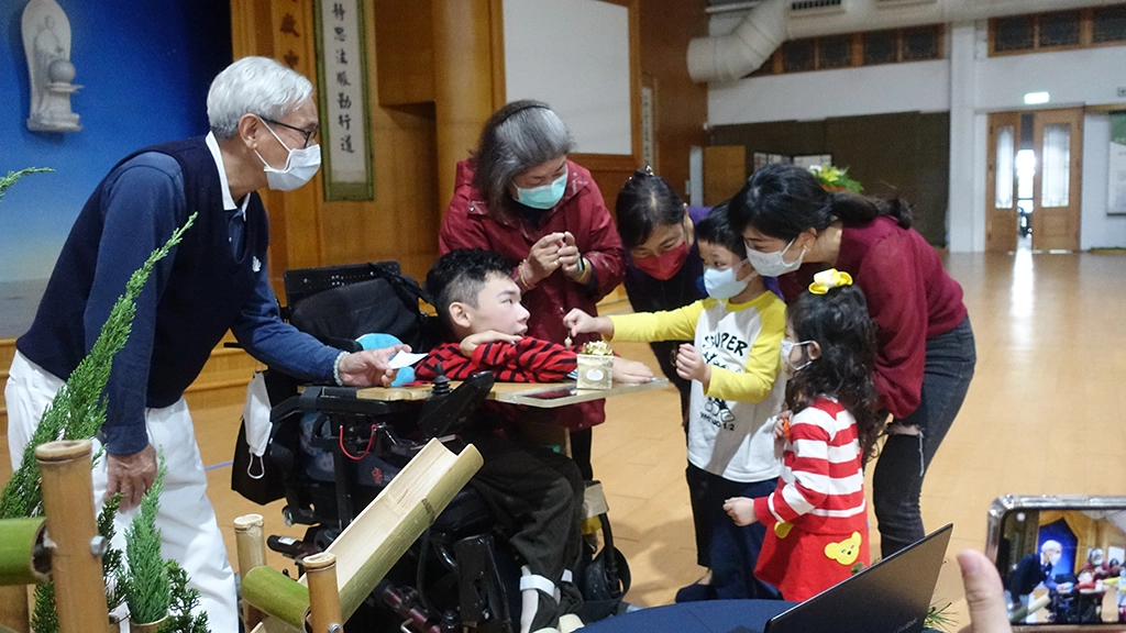 陳景維12月12日舉辦感恩分享會，梁小弟弟寫卡片祝福陳景維平安快樂。