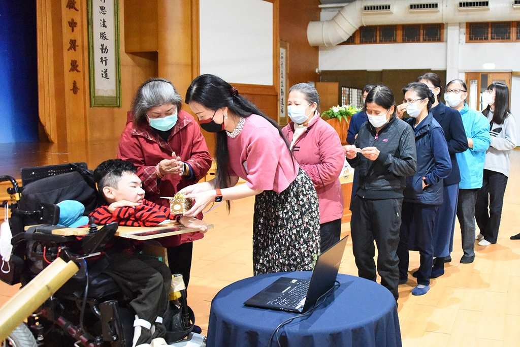 陳景維12月12日在宜蘭縣羅東聯絡處舉辦感恩分享會，聽眾寫下祝福獻給陳景維。