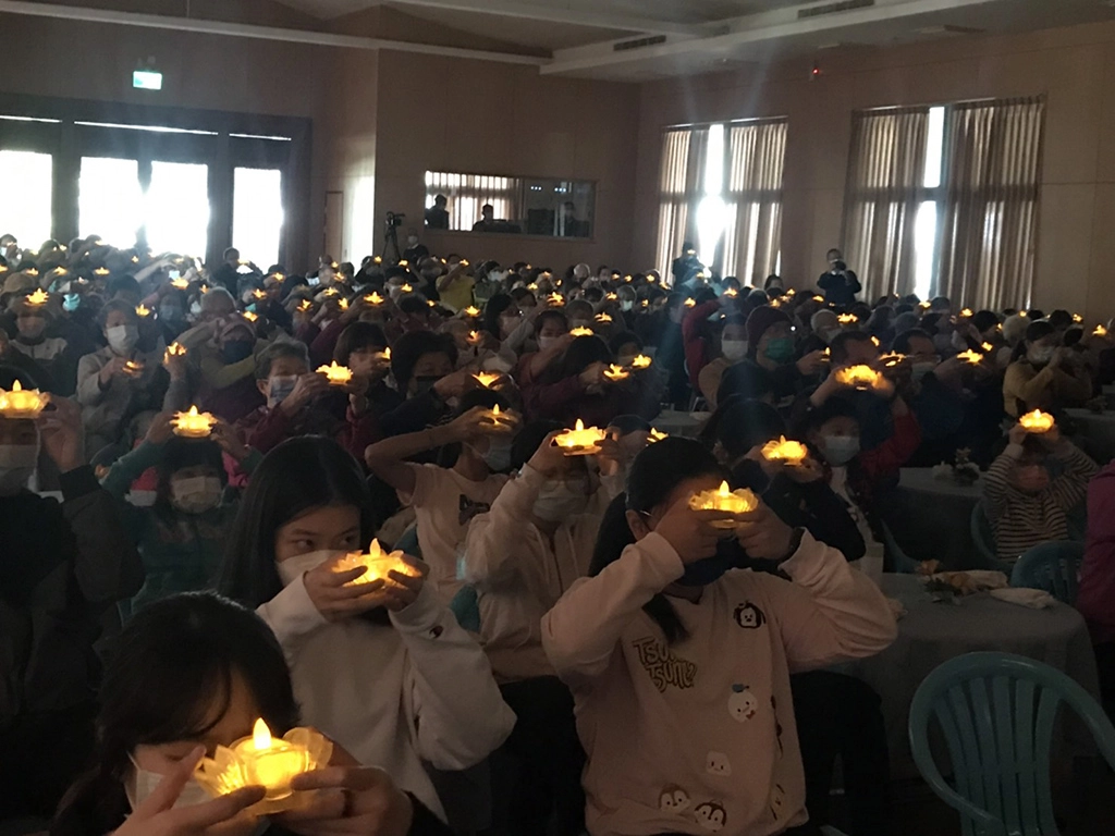 慈濟佳里聯絡處舉行社區歲末祝福,精舍師父帶領會眾點燈祈禱。(黃惠 拍攝)