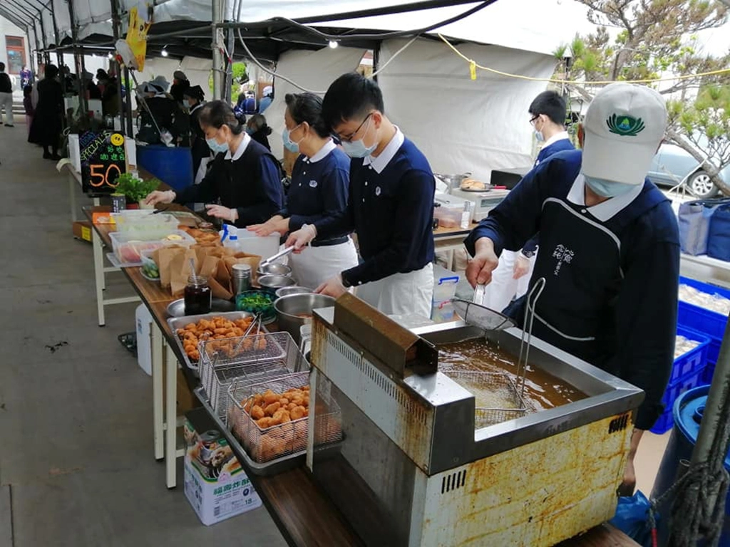 慈濟新竹聯絡處舉行社區歲末祝福,會場外設置蔬食美食區。