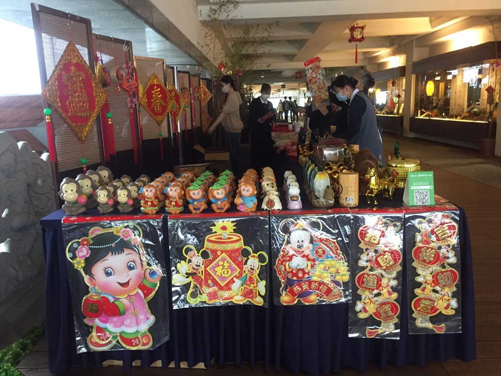 慈濟花蓮靜思堂舉行社區歲末祝福,靜思堂入口處佈置得喜氣洋洋。(慈濟基金會 提供)