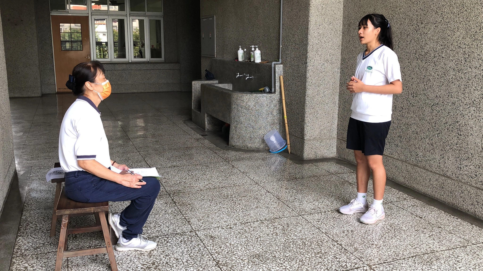 指導老師劉麗明老師是資深教師,擁有豐富的教學經驗和比賽指導經驗,指導高二和氣班陳琬媃同學參加全國高中英語演講比賽,榮獲佳作。