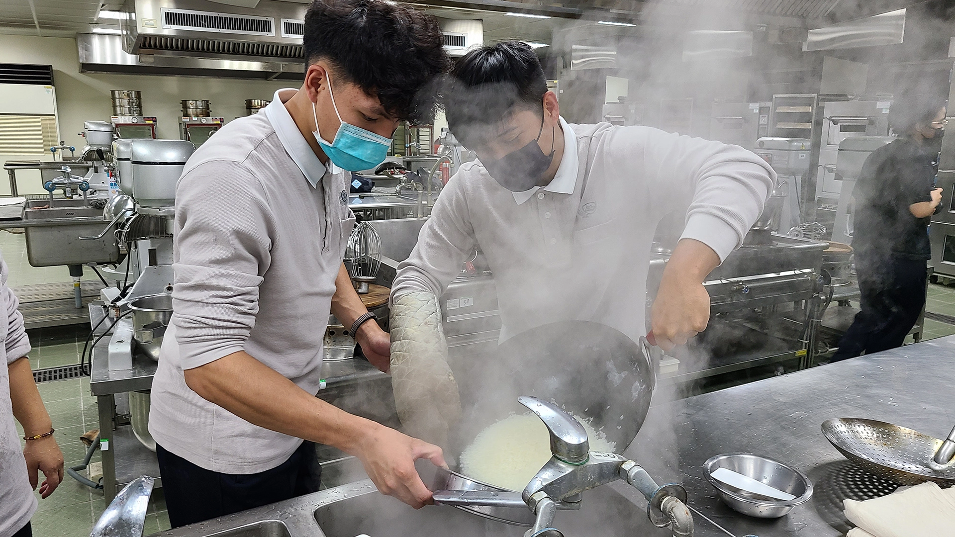 通過老師傳授的速成法,蒸糯米出籠時間大幅度縮短。
