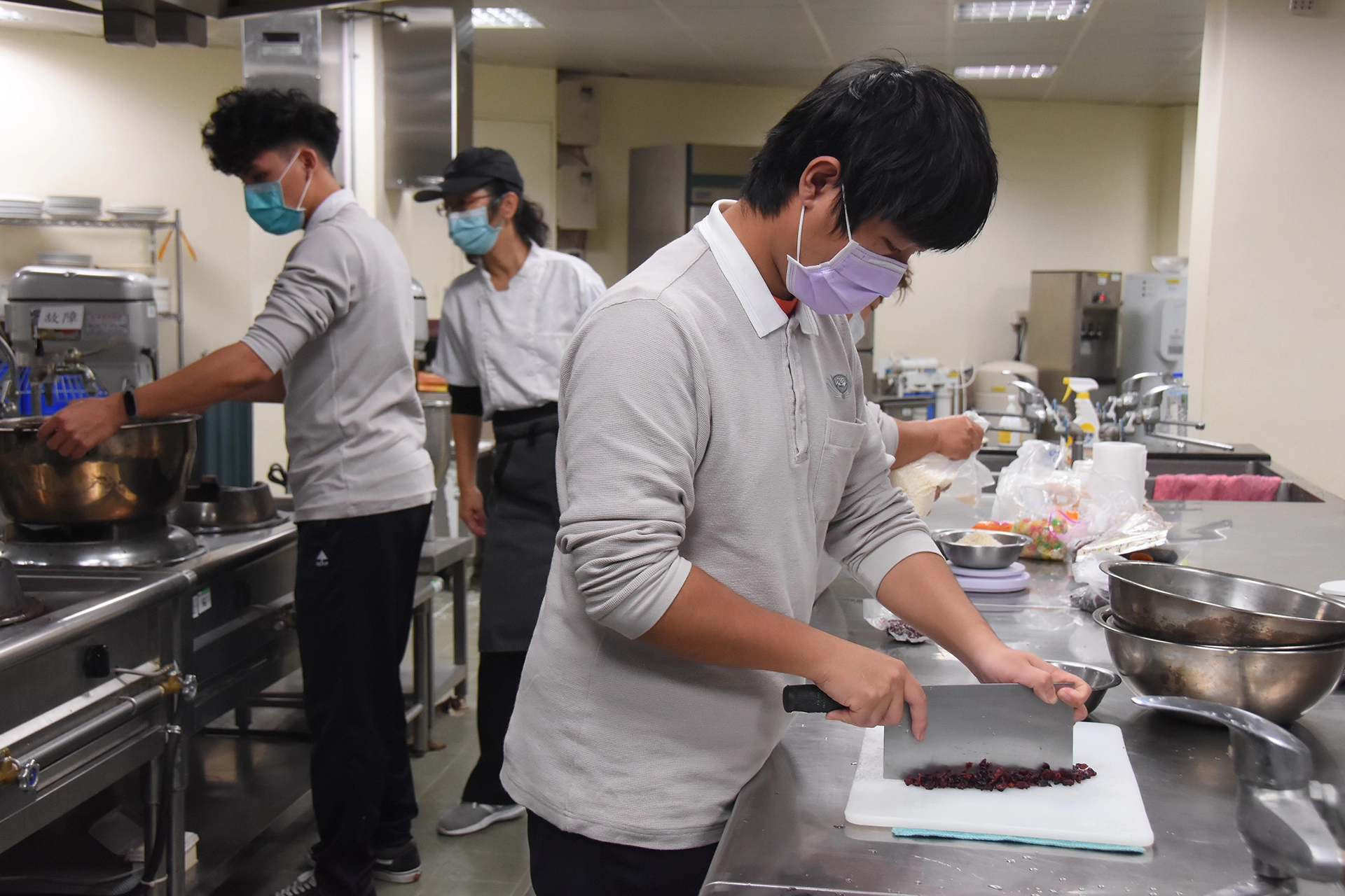 學生可以搭配自己喜歡的食材,客製化八寶甜米糕。