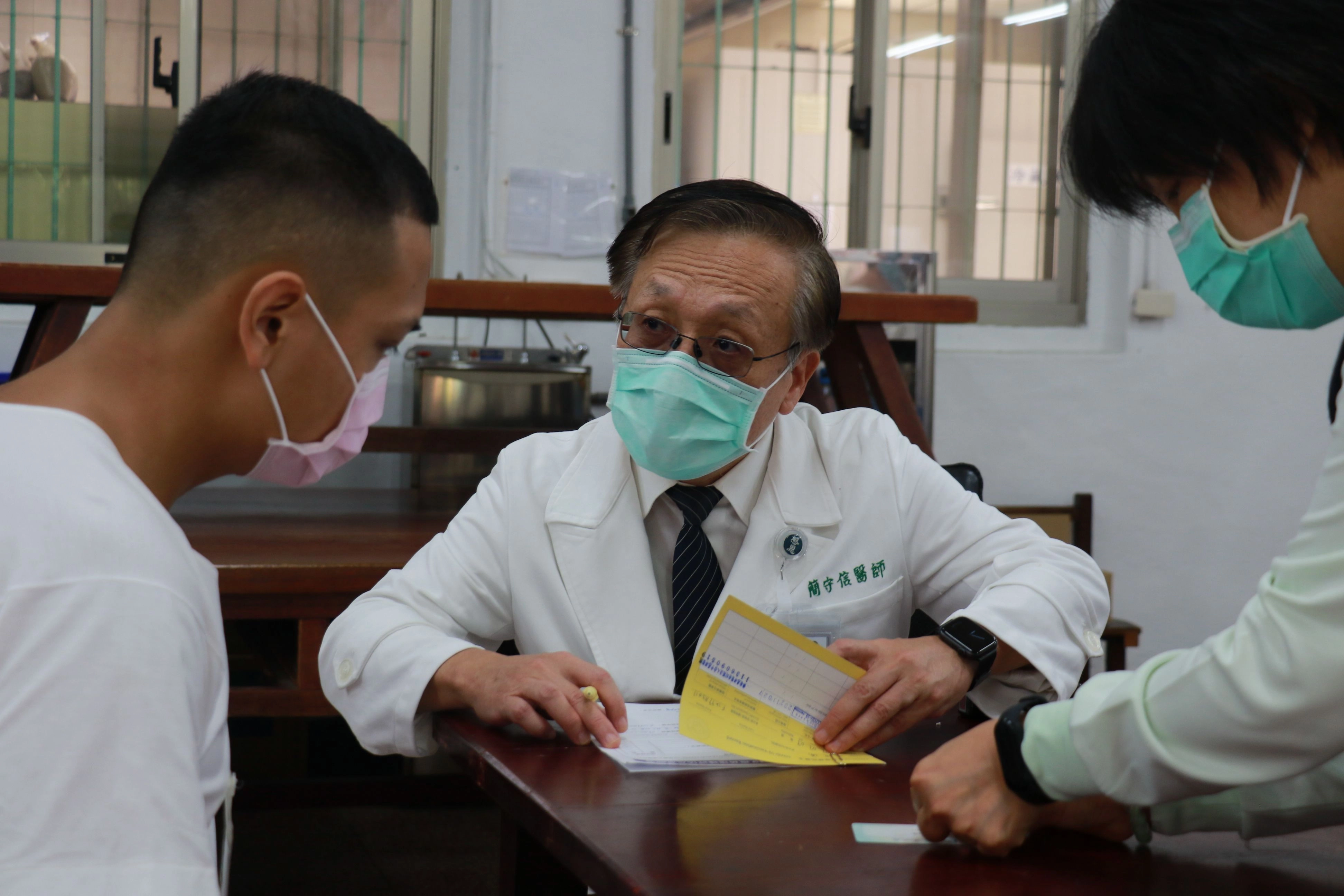 臺中慈濟醫院簡守信院長認為監獄防疫更需要重視,帶領醫護團隊前往臺中監獄為收容人施打疫苗。
