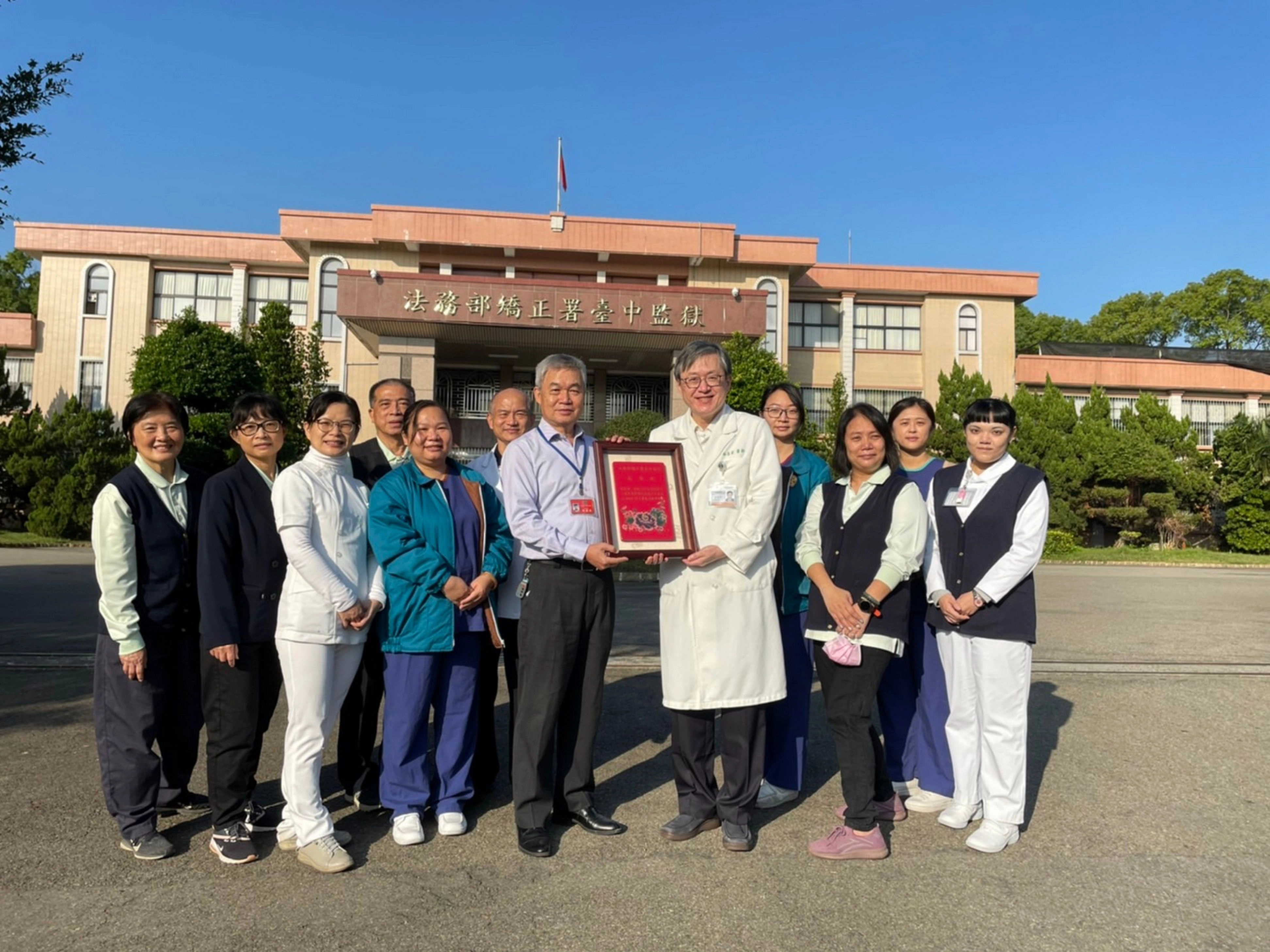 兩劑疫苗施打任務圓滿,臺中監獄典獄長林錦清特頒感謝狀,感謝臺中慈濟醫院醫護團隊的付出。