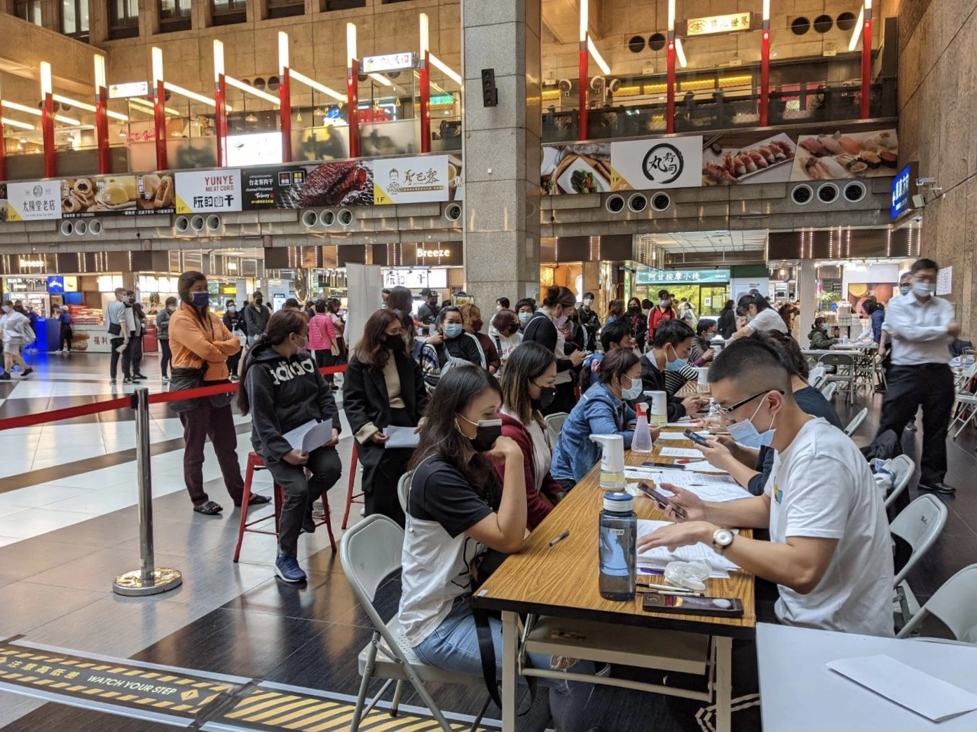 移民署於臺北車站大廳設專櫃,協助確認外來人口身分。