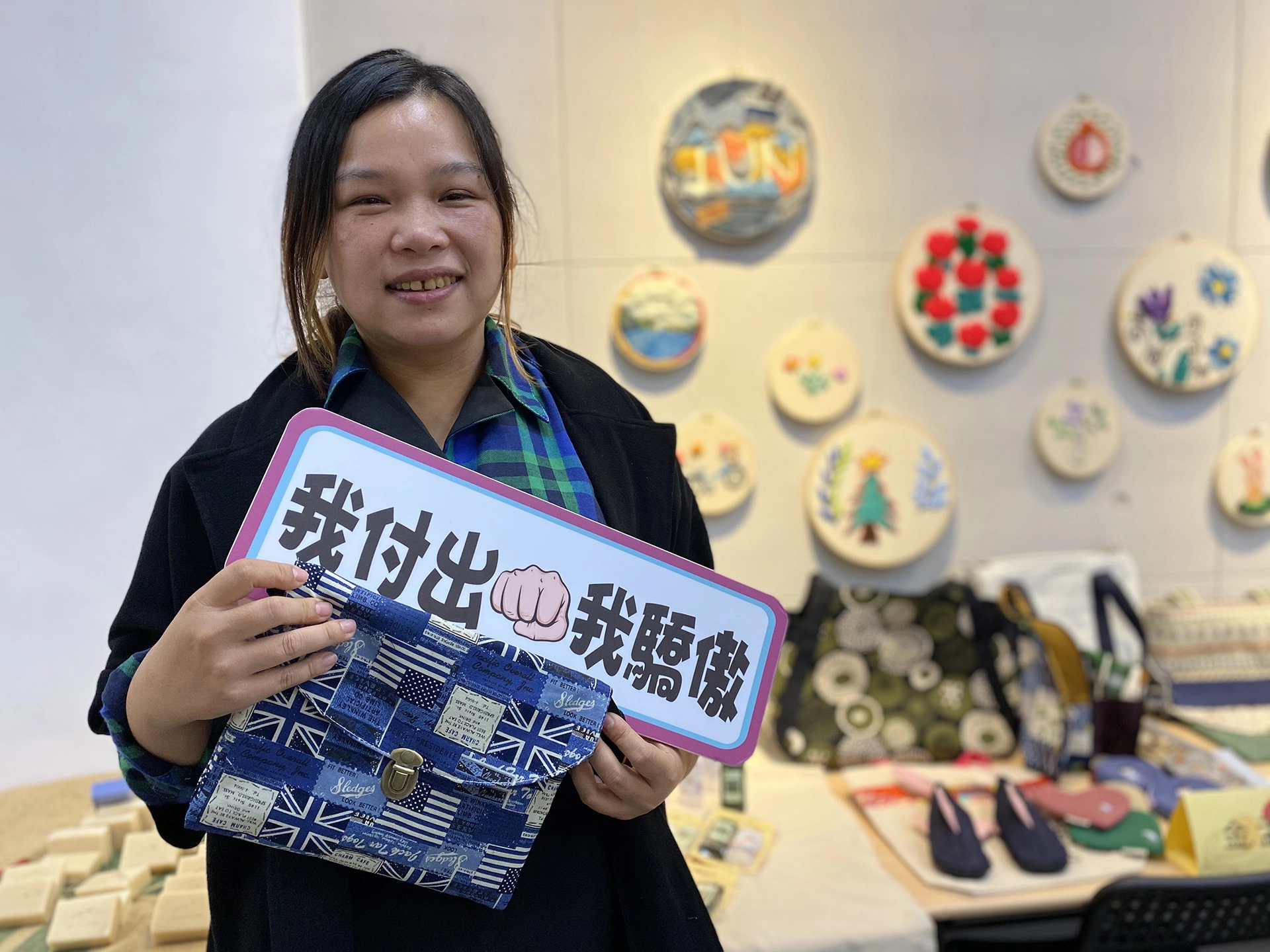 花蓮家扶吉安服務處成果展,小孟媽媽與自己的作品合影