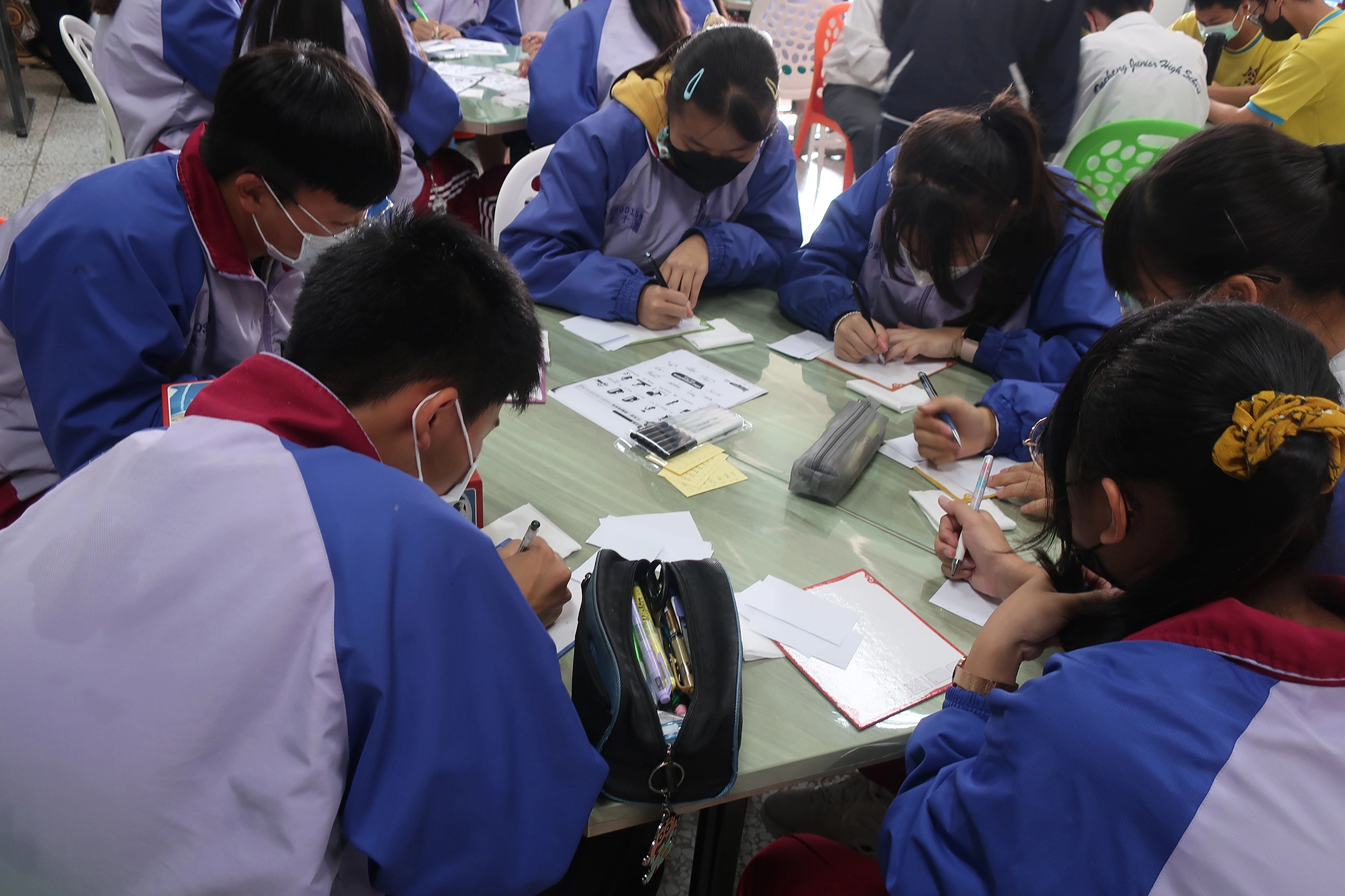社區國中學生認真投入課程,提升自己的英文能力。(圖洪嘉穗)
