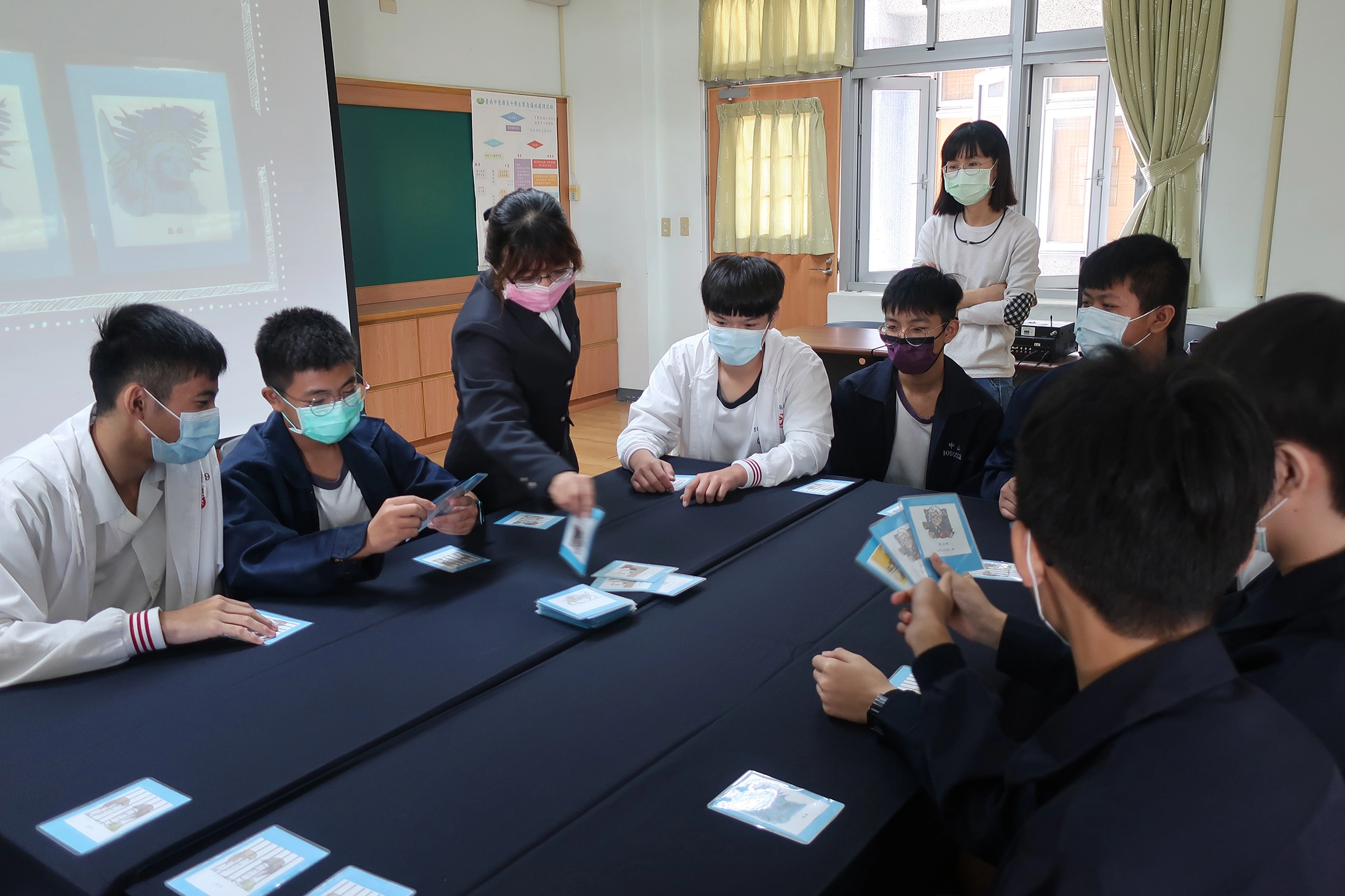 藉由「全員逃出」桌遊,讓學生了解司法訴訟程序。(圖王品方)