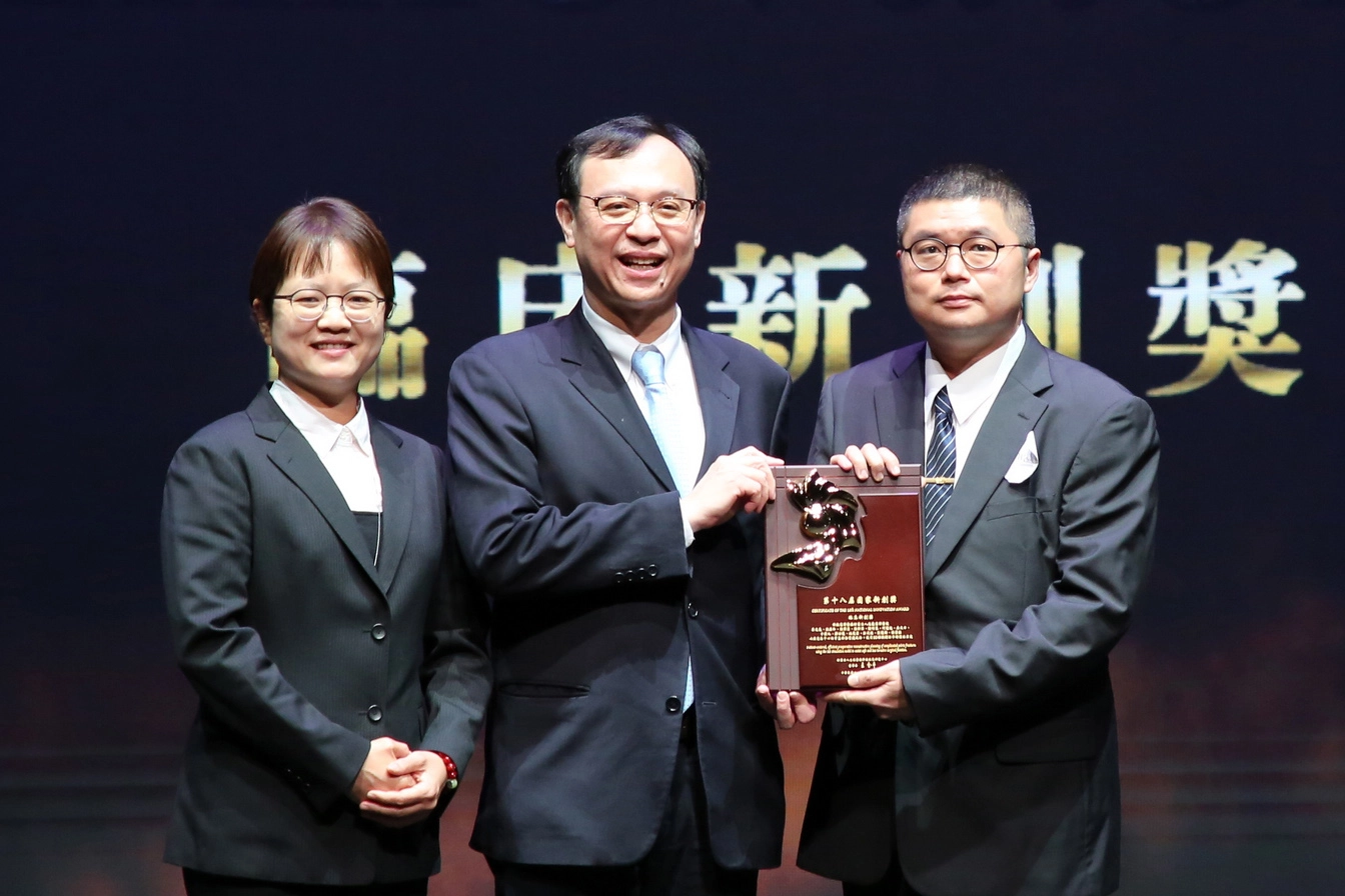花蓮慈院骨科部、教學部以及慈濟大學醫學系,與骨王生技攜手合作「以病患為中心的骨盆安全重建之路:使用3D模擬輔助手術復位固定」計畫,榮獲國家新創獎肯定。由衛福部次長石崇良(中)頒發獎項給教學部主任謝明蓁(左)、骨科部暨教學部副主任葉光庭(右)。