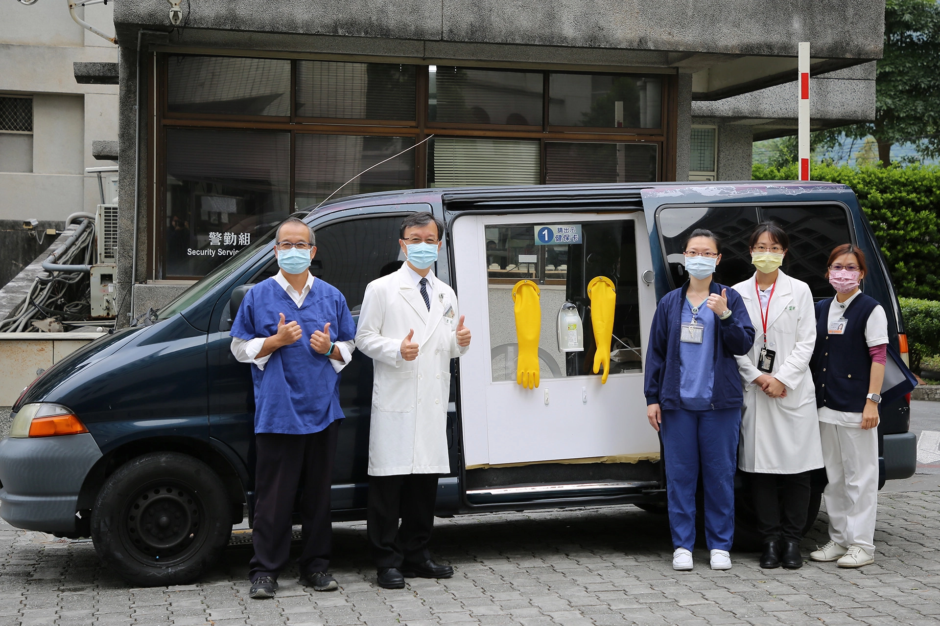花蓮慈院在12月20日第一次出動行動防疫採檢車至三家防疫旅館,為隔離期滿的鄉親,執行採檢。