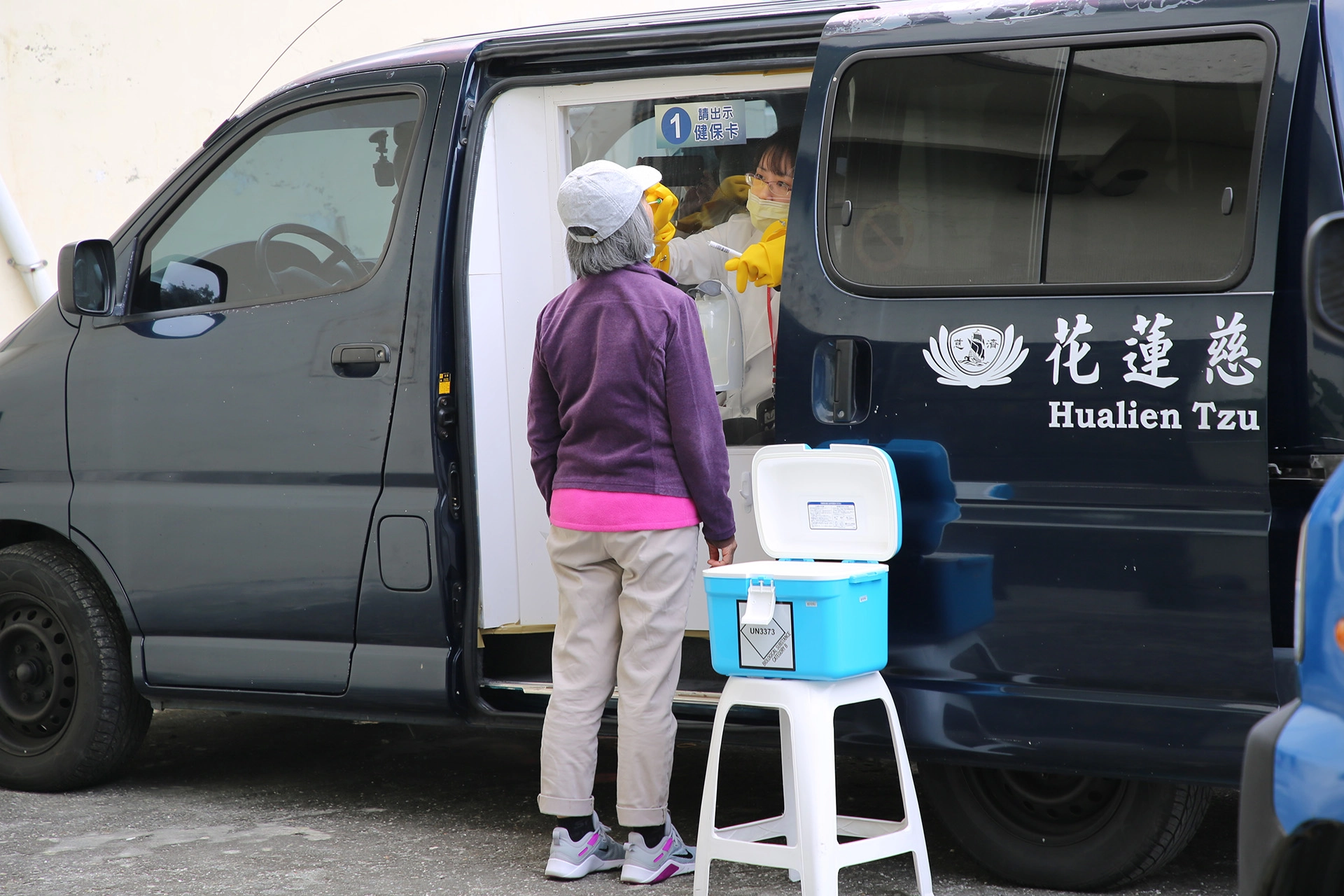 花蓮慈院在12月20日第一次出動行動防疫採檢車至三家防疫旅館,為隔離期滿的鄉親,執行採檢。