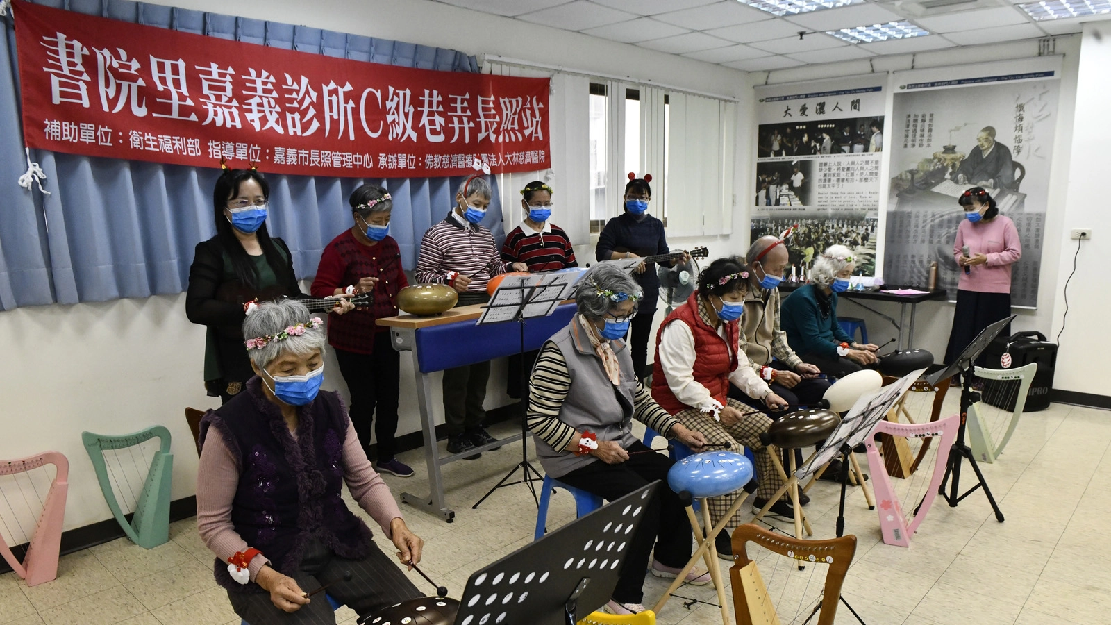 許多學員之前沒有學過樂器,看不懂樂譜,但在老師的指導下,竟可以在短短時間內就能彈奏樂曲,令學員和家屬很感動。