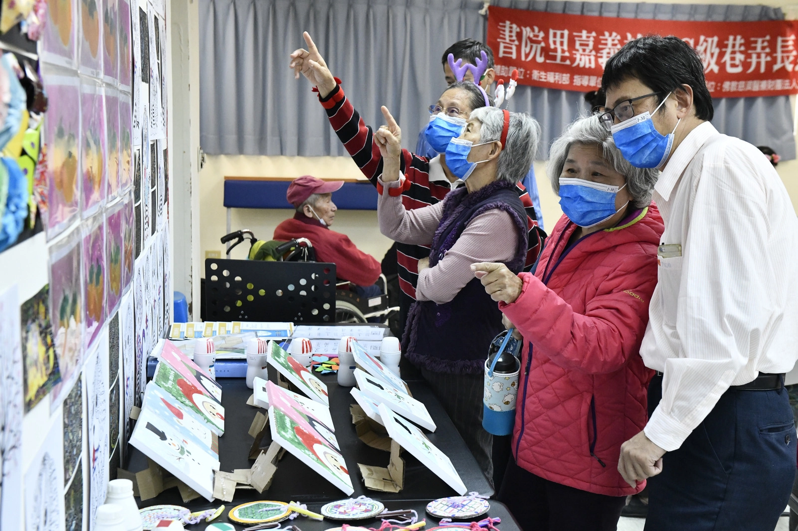 「書院里C級巷弄長照站」開辦一個多月來,學員們已完成許多DIY作品與藝術創作