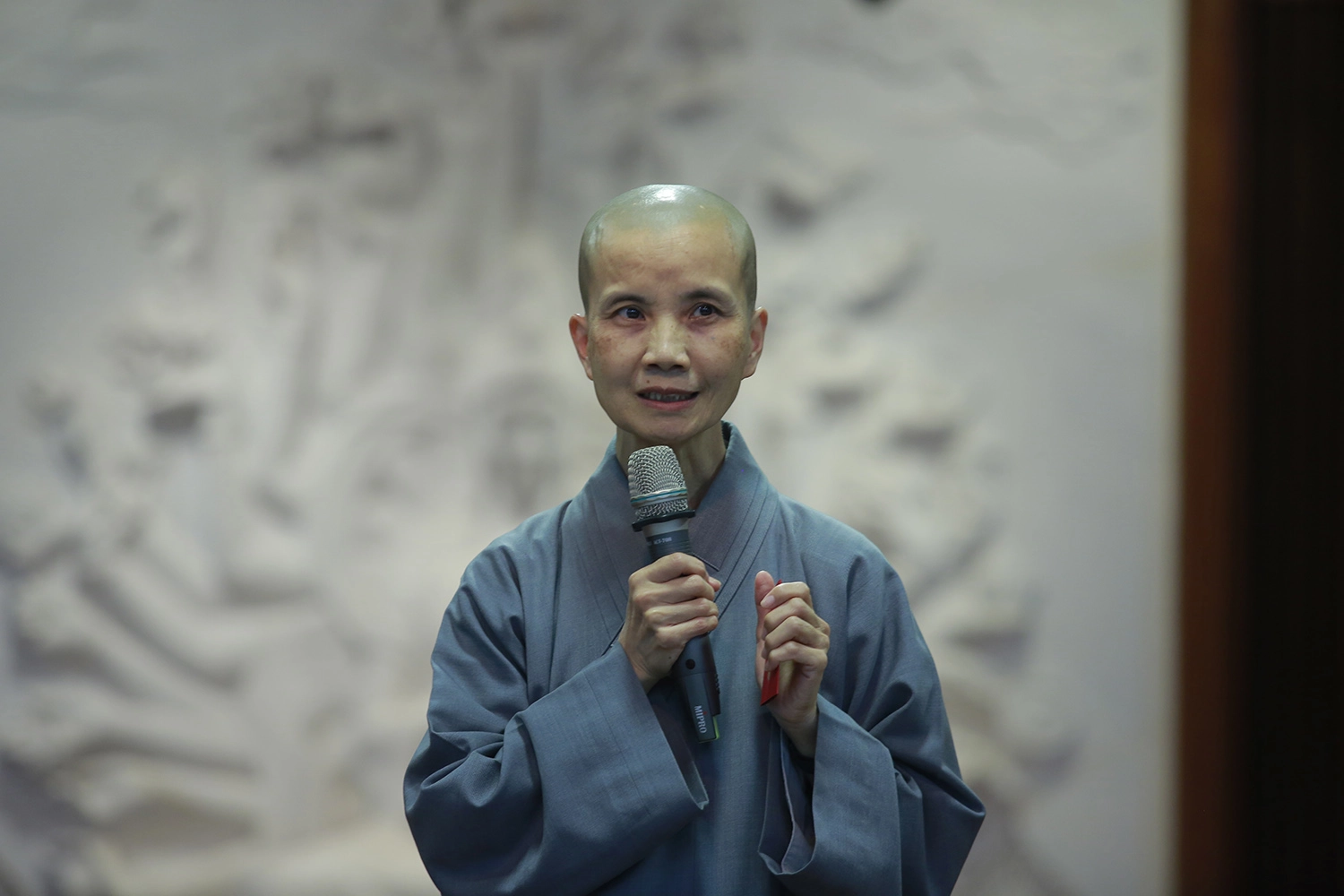 德勘法師表示,螢火蟲的光芒很微弱,就像一個人的力量很微小,但是累積很多人就能照亮黑暗。