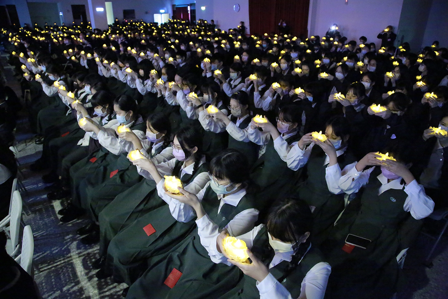 師生一起點亮心燈,一起感恩過去、珍惜現在、展望2022年。