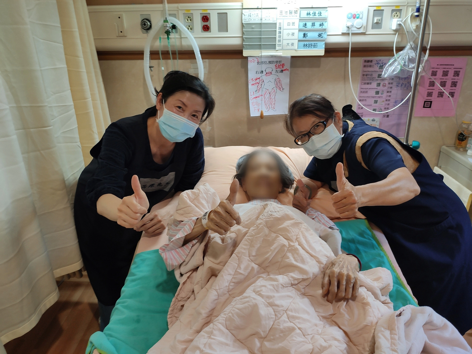按摩後,病人多說:「好舒服」,開心的跟老師、志工合影。