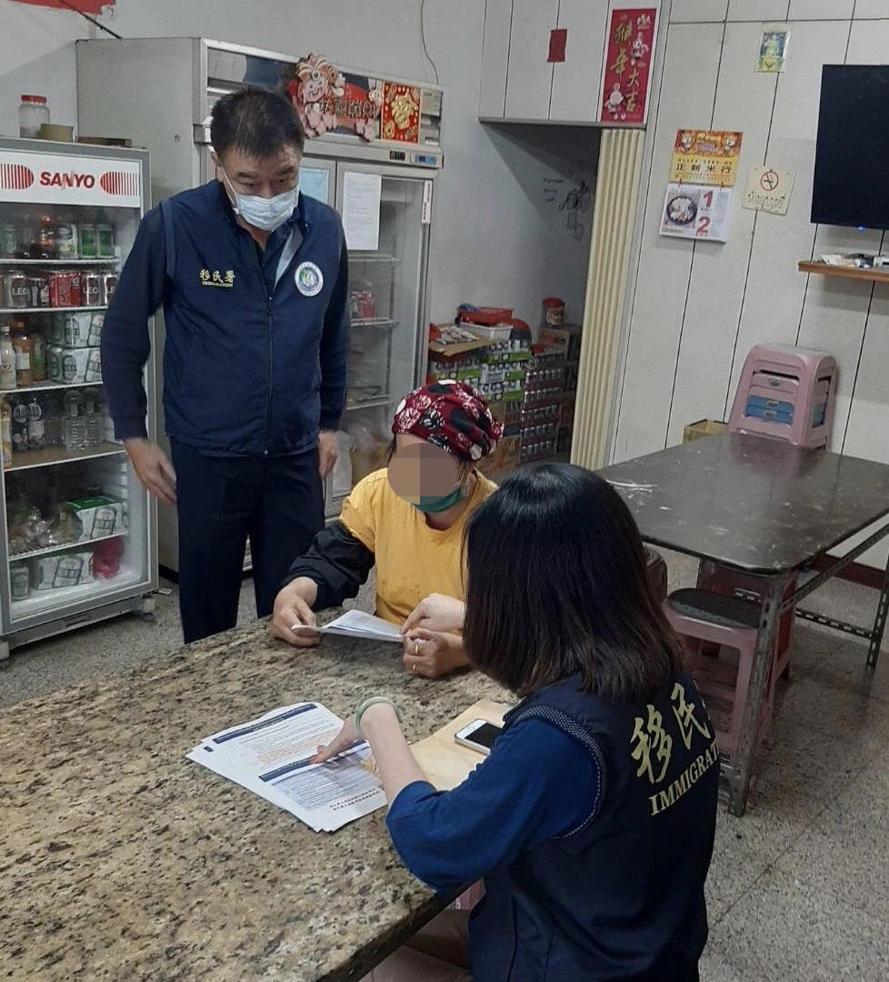 移民署向轄內異國美食店宣導「逾期停(居)留外來人口安心接種疫苗專案」。