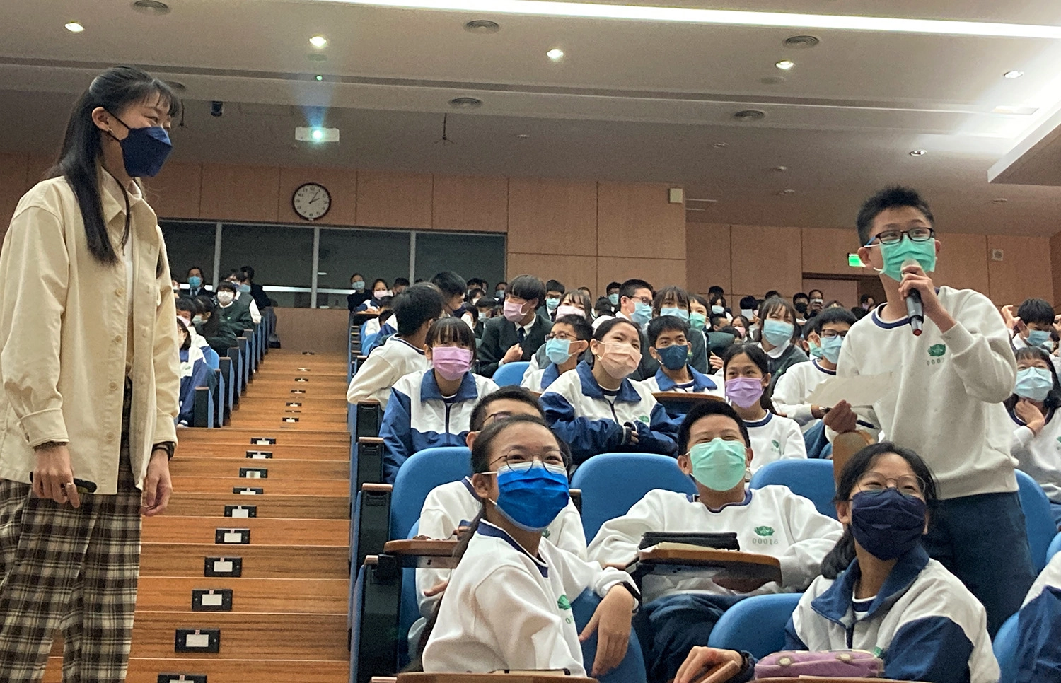 「如果你心中也有羅盤.勇往直前義無反顧」虎克船長的話是激勵家文的語句 ,請同學念出來。