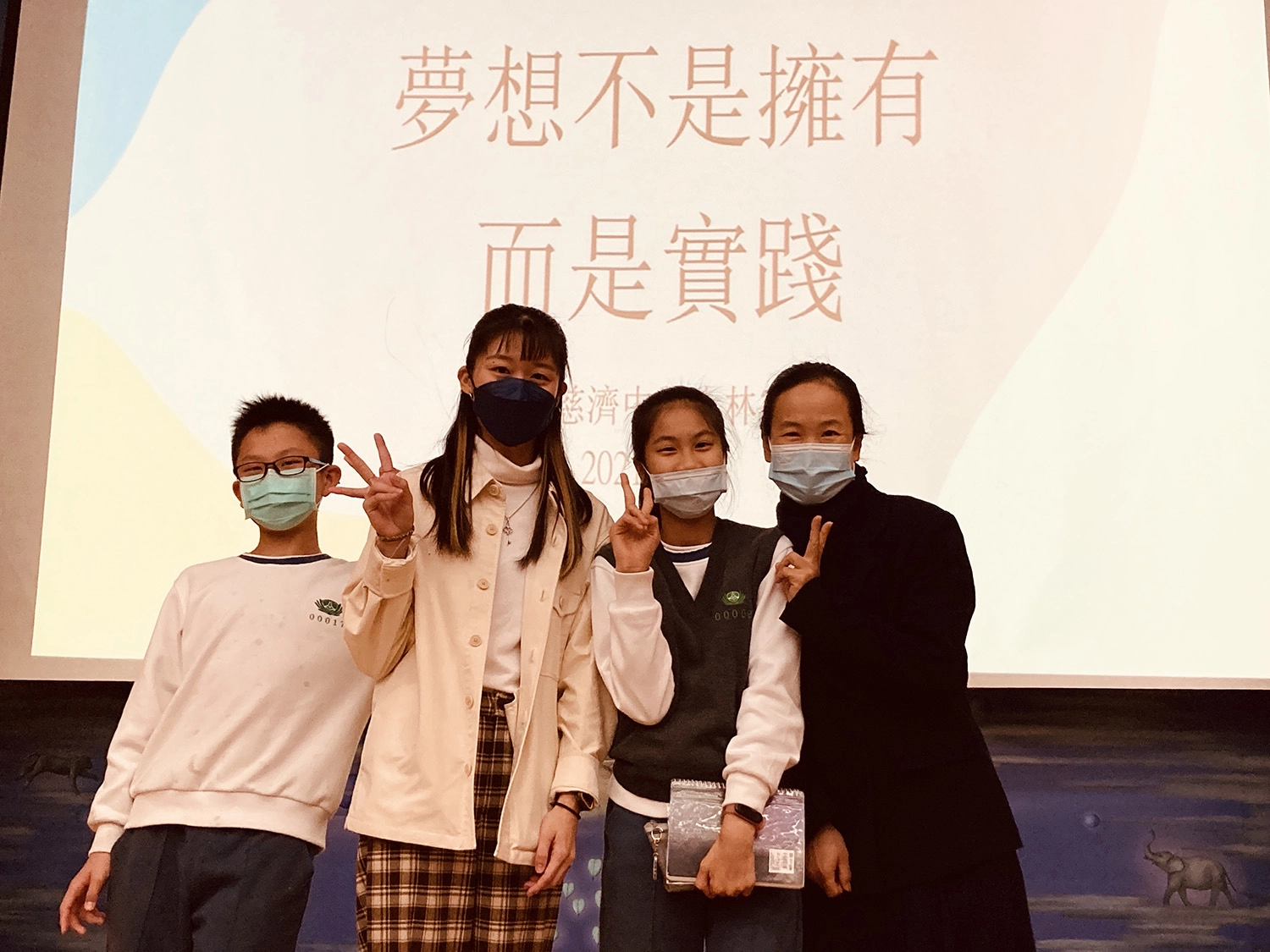 國中學弟學妹和懿德媽媽深受感動,爭取機會和學姊合影。林曉瑩攝